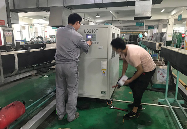 万朗门封条挤出粉色视频污下载2